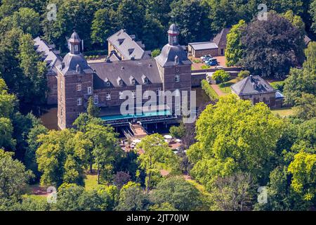 Luftbild, Wasserschloss Schlosshotel Hugenpoet mit Freiluftrestaurant, Kettwig, Essen, Ruhrgebiet, Nordrhein-Westfalen, Deutschland, DE, Lebensmittel, Europ Stockfoto