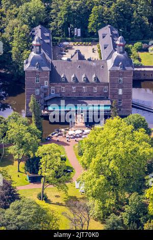 Luftbild, Wasserschloss Schlosshotel Hugenpoet mit Freiluftrestaurant, Kettwig, Essen, Ruhrgebiet, Nordrhein-Westfalen, Deutschland, DE, Lebensmittel, Europ Stockfoto