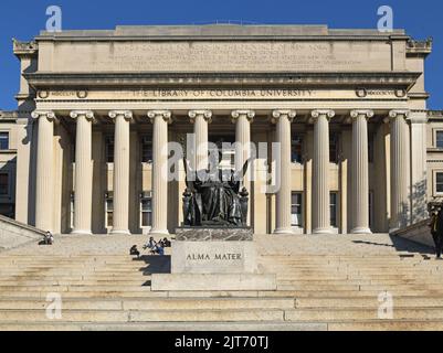 Alma Mater, Bronzeskulptur auf einer Treppe zur Low Memorial Library auf dem Campus Morningside Heights der Columbia Uni Stockfoto