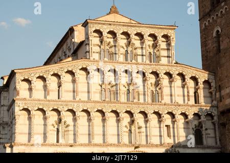 Fassade, Der Duomo (Kathedrale). Lucca, Toskana, Italien. Die Kathedrale von Lucca (italienisch: Duomo di Lucca, Cattedrale San Martino) ist eine römisch-katholische Kathedrale Stockfoto