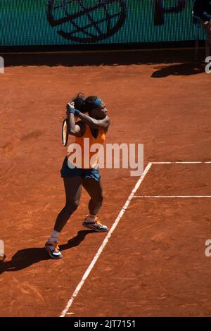 Eine vertikale Aufnahme von Serena Williams beim Tennisspielen bei den Mutua Madrid Open Stockfoto