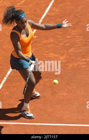 Eine vertikale Aufnahme von Serena Williams beim Tennisspielen bei den Mutua Madrid Open Stockfoto