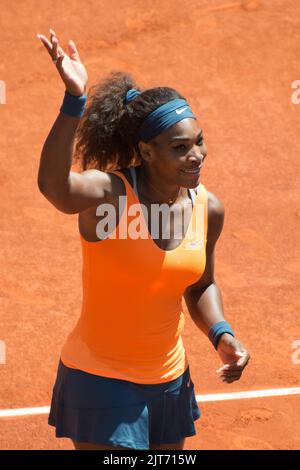 Eine vertikale Aufnahme von Serena Williams beim Tennisspielen bei den Mutua Madrid Open Stockfoto