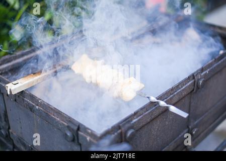 Kochen auf dem Grill. Würste Koteletts. Stockfoto