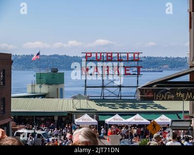 Seattle USA - Juli 20 2008; leuchtendes rotes Wahrzeichen Neonschild über Pike Place Farmers Market, Public Market in Stahlrahmen Stockfoto