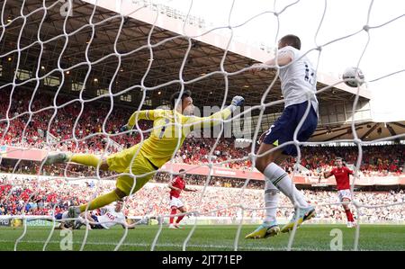 Tottenham Hotspur-Torwart Hugo Lloris rettet sich beim Premier League-Spiel am City Ground, Nottingham. Bilddatum: Sonntag, 28. August 2022. Stockfoto