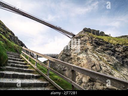 Hängebrücke, die Zugang zu Tintagel Castle in Cornwall, England, Großbritannien, ermöglicht Stockfoto