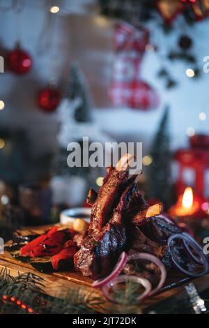 Gegrillte Grillfleisch Rippchen, Kalb, Rind, Lammkarree mit Gemüse, weihnachts-bbq Stockfoto