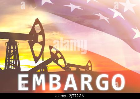 US-Ölembargo. Das Verbot der Einfuhr von Öl in das Land. Versorgungsbeschränkung. Ölbohrinseln bei Sonnenuntergang. Stockfoto