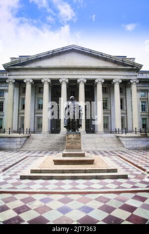 Das US Treasury Building in Washington DC mit einer Statue von Alexander Hamilton davor. Stockfoto