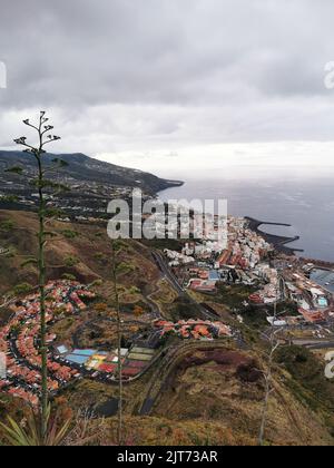 Eine vertikale Luftaufnahme des Santa Cruz de la Palma am Ufer Stockfoto