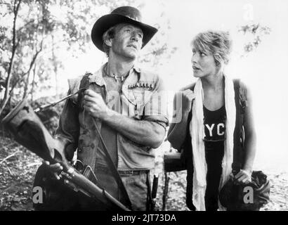 Paul Hogan, Linda Koslowski, am Set des Films, 'Crocodile Dundee', Paramount Pictures, 1986 Stockfoto