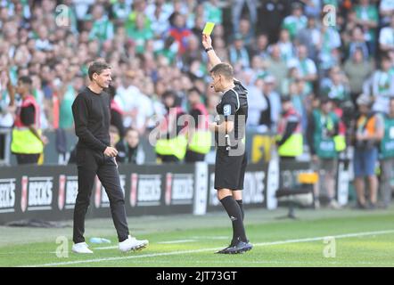 Bremen, Deutschland. 28. August 2022. Fußball: Bundesliga, Werder Bremen - Eintracht Frankfurt, Matchday 4, wohninvest Weserstadion. Schiedsrichter Patrick Ittrich zeigt dem Frankfurter Trainer Oliver Glasner die gelbe Karte. Kredit: Carmen Jaspersen/dpa - WICHTIGER HINWEIS: Gemäß den Anforderungen der DFL Deutsche Fußball Liga und des DFB Deutscher Fußball-Bund ist es untersagt, im Stadion und/oder vom Spiel aufgenommene Fotos in Form von Sequenzbildern und/oder videoähnlichen Fotoserien zu verwenden oder zu verwenden./dpa/Alamy Live News Stockfoto