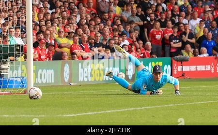 Nottingham, Großbritannien. 28. August 2022. 28.. August 2022; The City Ground, Nottingham, Nottinghamshire, England; Premier League Football, Nottingham Forest versus Tottenham : Dean Henderson von Nottingham Forest taucht nach einem Schuss, aber es geht nur weit von seinem Ziel Credit: Action Plus Sports Images/Alamy Live News Stockfoto