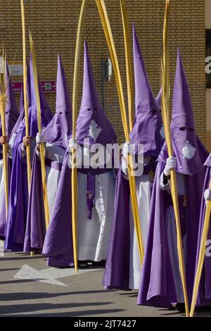 April 2022. Torrent, Valencia, Spanien. Bild der Brüder während einer Prozession der Karwoche Stockfoto