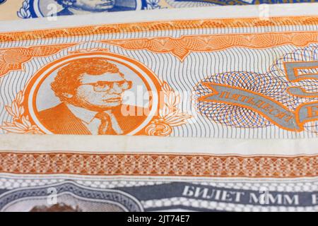 Altes Geld MMM Mavrodi auf weißem Hintergrund, isolierte Banknoten aus Russland. Finanzpyramide von 1994 Stockfoto