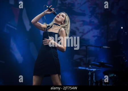 Leeds, Großbritannien. 28. August 2022. Wolf Alice spielt live auf der Bühne des Leeds Festivals, Großbritannien. Kredit: Andy Gallagher/Alamy Live Nachrichten Stockfoto