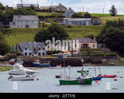 Clonakilty, Irland, 2. Juli 2022. Fischerboote in der Nähe des Ufers. Ein kleines Fischerdorf in Westeuropa. Seascape, Boot auf dem Wasser. Stockfoto