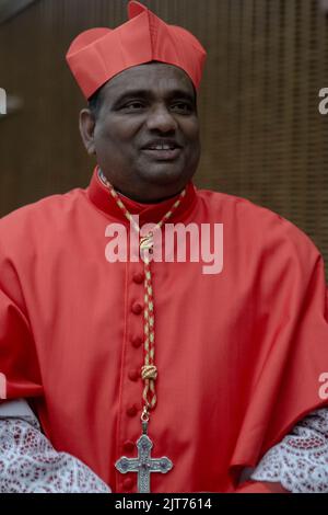 Vatikanstadt, Vatikan, 27. August 2022. Der neu gewählte Kardinal Anthony Poola posiert während Höflichkeitsbesuche im Vatikan nach einem Konsistorium im Petersdom. Quelle: Maria Grazia Picciarella/Alamy Live News Stockfoto