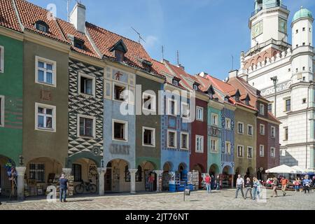 Reihe von bunten Häusern und Geschäften in Posen Stockfoto