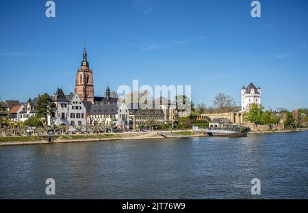 St. Peter's und Paul's Pfarrkirche und Eltville Rheinpromenade Stockfoto