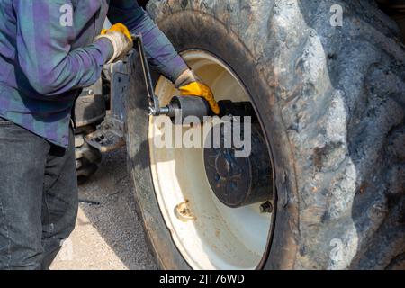 Reparatur des Reifens einer großen Baumaschine. Stockfoto