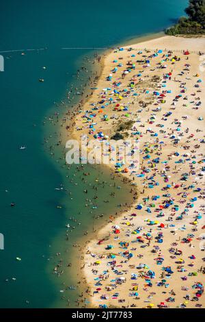 Luftaufnahme Badegäste im Silbersee Haltern bei Sythen stürzen sich in das türkisfarbene Wasser bei über 30 Grad, Lehmbraken, Haltern am See, Ruhrgebiet, NOR Stockfoto