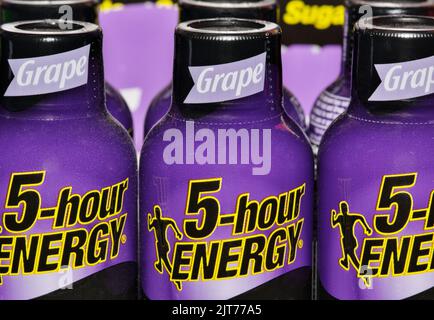 Houston, Texas USA 08-07-2022: 5-Stunden-Energy Shot-Getränke, Traubengeschmack aus der Nähe auf einem Supermarkt-Display. Hergestellt von der Firma Living Essentials LLC Stockfoto