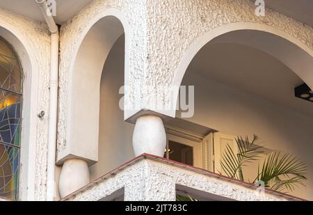 Abstrakte Stadtarchitektur. Große Stadt Architektur Details. Alte Gebäude. Historisches und kulturelles Erbe. Stadtszenen. Steindschungel. Urbane Landschaft Stockfoto