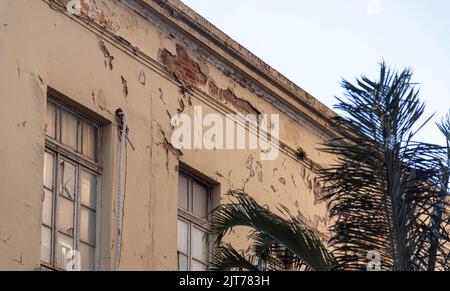 Abstrakte Stadtarchitektur. Große Stadt Architektur Details. Alte Gebäude. Historisches und kulturelles Erbe. Stadtszenen. Steindschungel. Urbane Landschaft Stockfoto