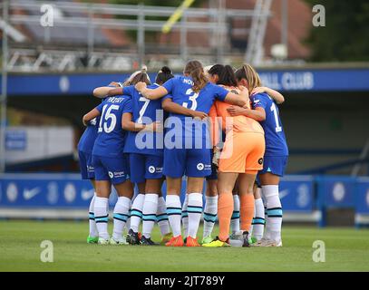 London, Großbritannien. 28. August 2022. Das Chelsea-Team huddle vor dem Start während des Pre Season Freundschaftsspiel zwischen Chelsea und Tottenham Hotspors in Kingsmeadow, England. (/SPP) Quelle: SPP Sport Press Photo. /Alamy Live News Stockfoto