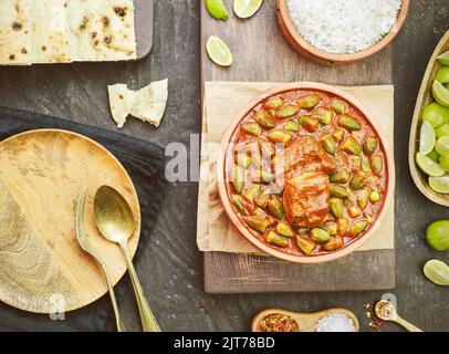 Okra-Eintopf mit einem Stück Rindfleisch und serviert mit weißem Reis, frischem Pitabrot und Zitrone. Es ist ein traditionelles ägyptisches, griechisches, türkisches und rumänisches Gericht. Stockfoto