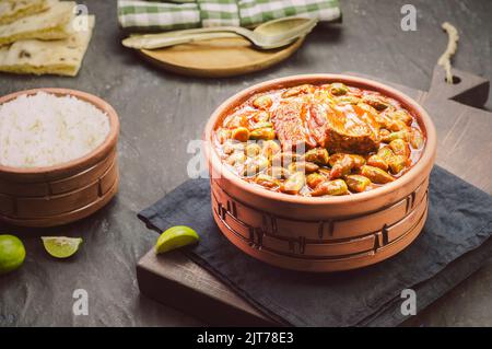 Okra-Eintopf mit einem Stück Rindfleisch und serviert mit weißem Reis, frischem Pitabrot und Zitrone. Es ist ein traditionelles ägyptisches, griechisches, türkisches und rumänisches Gericht. Stockfoto