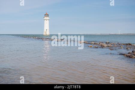 Der Barch Rock Lighthouse spiegelt sich im August 2022 im seichten Wasser vor der Küste von New Brighton, wenn die Flut eintrifft. Stockfoto