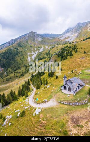 Luftaufnahme der Chiesetta degli Alpini Kirche und der Cima Moren von Pizzo Camino. Borno, Valcamonica, bezirk brescia, Lombardei, Italien. Stockfoto