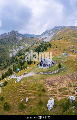 Luftaufnahme der Chiesetta degli Alpini Kirche und der Cima Moren von Pizzo Camino. Borno, Valcamonica, bezirk brescia, Lombardei, Italien. Stockfoto