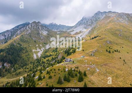 Luftaufnahme der Chiesetta degli Alpini Kirche und der Cima Moren von Pizzo Camino. Borno, Valcamonica, bezirk brescia, Lombardei, Italien. Stockfoto