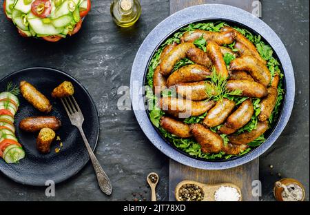 Arabische Küche; traditionelle ägyptische Küche 'Mombar'. Es ist Rinderwurst gefüllt mit Reiskörner, Hackfleisch und frittiert in Öl. Stockfoto