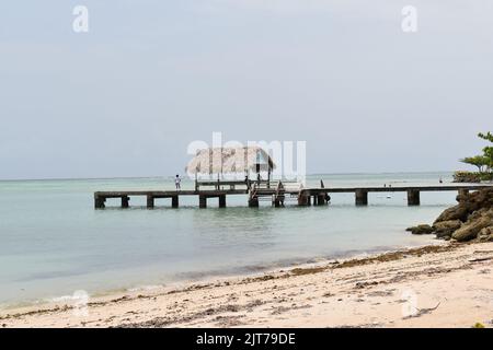 Pigeon Point, Tobago - 12. Juli 2022 - die ikonische Landungsbrücke im Pigeon Point Heritage Park an der Westküste von Tobago. Stockfoto