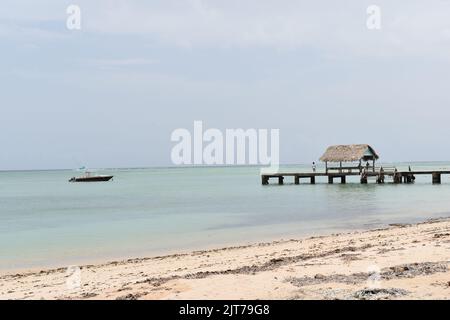 Pigeon Point, Tobago - 12. Juli 2022 - die ikonische Landungsbrücke im Pigeon Point Heritage Park an der Westküste von Tobago. Stockfoto