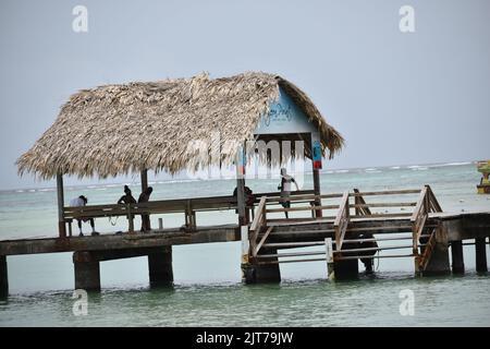 Pigeon Point, Tobago - 12. Juli 2022 - die ikonische Landungsbrücke im Pigeon Point Heritage Park an der Westküste von Tobago. Stockfoto