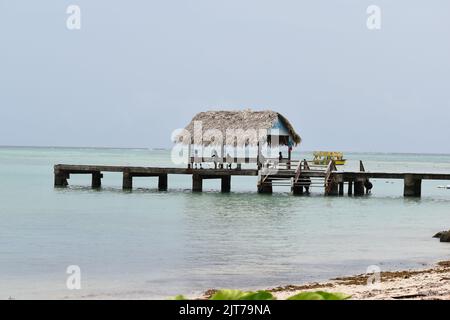 Pigeon Point, Tobago - 12. Juli 2022 - die ikonische Landungsbrücke im Pigeon Point Heritage Park an der Westküste von Tobago. Stockfoto