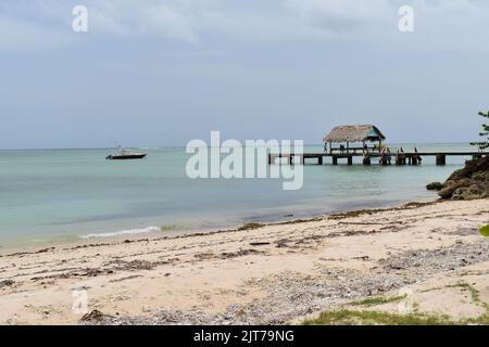 Pigeon Point, Tobago - 12. Juli 2022 - die ikonische Landungsbrücke im Pigeon Point Heritage Park an der Westküste von Tobago. Stockfoto