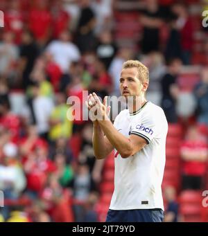 Nottingham, Großbritannien. 28. August 2022. 28.. August 2022; The City Ground, Nottingham, Nottinghamshire, England; Premier League Football, Nottingham Forest gegen Tottenham : Harry Kane von Tottenham Hotspur applaudiert die Fans am Ende des Spiels Credit: Action Plus Sports Images/Alamy Live News Stockfoto