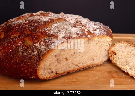 Ein knuspriger Laib Weißbrot im Landhausstil Stockfoto