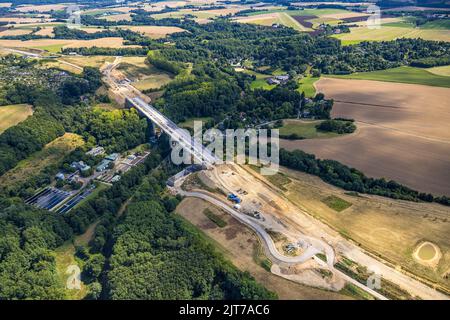 Luftaufnahme, Baustelle Angerbachtalbrücke, neuer Autobahnabschnitt der A44, Spaltschließung zwischen Ratingen-Ost und Velbert, Abwasseraufbereitungsplan Stockfoto