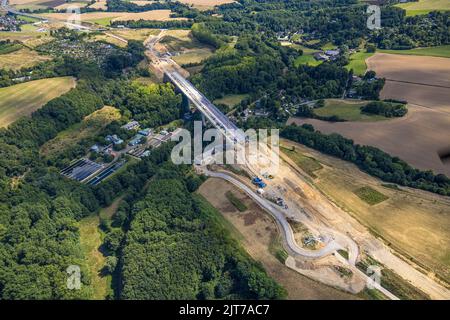 Luftaufnahme, Baustelle Angerbachtalbrücke, neuer Autobahnabschnitt der A44, Spaltschließung zwischen Ratingen-Ost und Velbert, Abwasseraufbereitungsplan Stockfoto