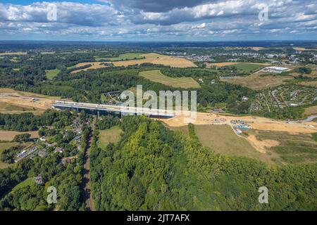 Luftaufnahme, Baustelle Angerbachtalbrücke, neuer Autobahnabschnitt der A44, Spaltschließung zwischen Ratingen-Ost und Velbert, Abwasseraufbereitungsplan Stockfoto