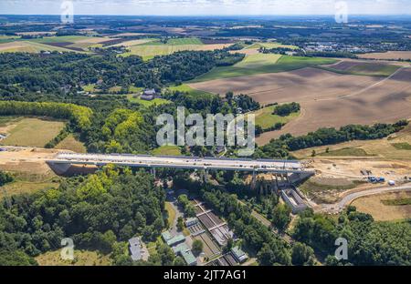 Luftaufnahme, Baustelle Angerbachtalbrücke, neuer Autobahnabschnitt der A44, Spaltschließung zwischen Ratingen-Ost und Velbert, Abwasseraufbereitungsplan Stockfoto