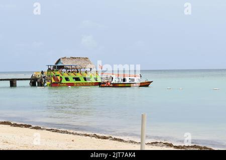 Pigeon Point, Tobago - 12. Juli 2022 - die ikonische Landungsbrücke im Pigeon Point Heritage Park an der Westküste von Tobago. Stockfoto